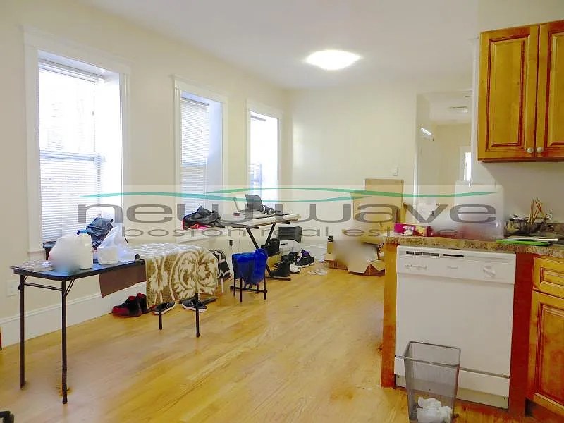 4 bed, 999 sqft, $6,200 — Photo 4
