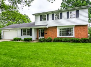 208 Sycamore Dr, Naperville, IL 60540