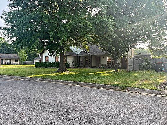 3rd image of 301 Juniper Dr