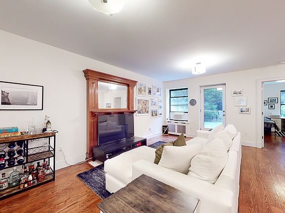 3rd image of 155 W 75th St #Bfr