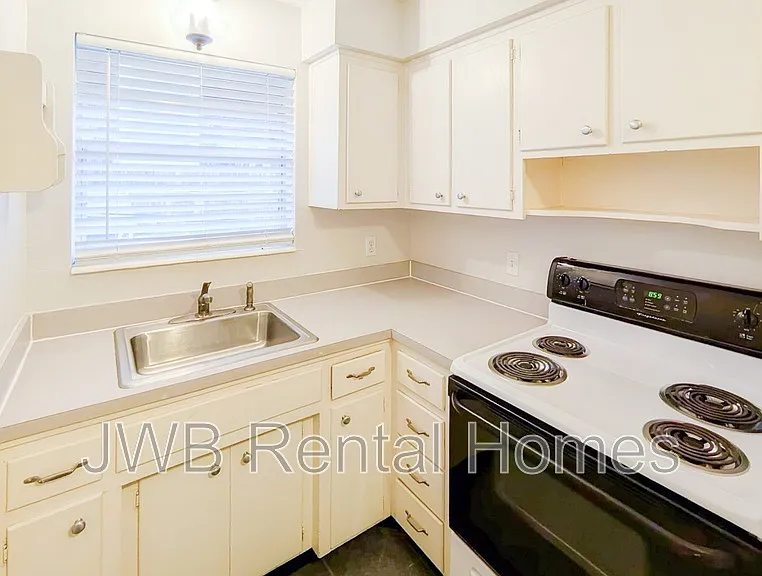 2725 Herschel St — Photo 3