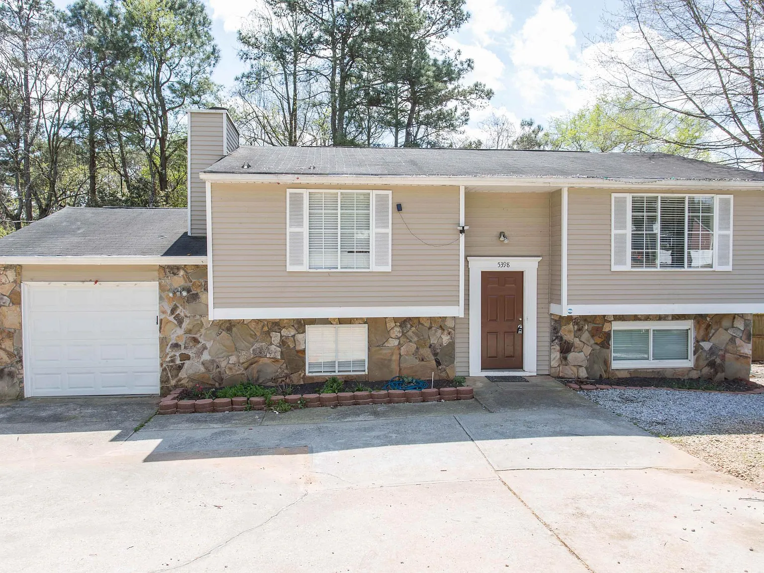 4 bed, 1860 sqft, $2,300 — Photo 4