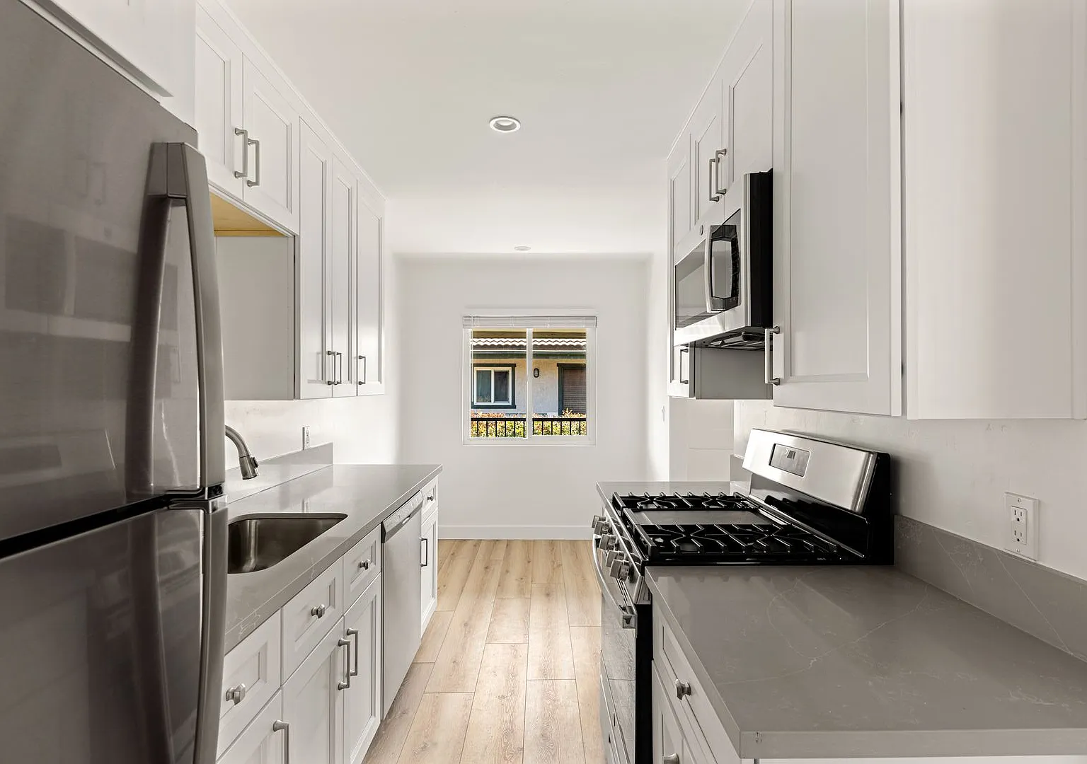 Beautiful & Spacious 1BD/1BA in Prime North Park Location Garage Optional! — Photo 1