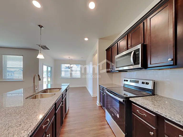 112 Twin River Dr — Photo 3