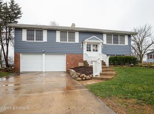 1575 Newcastle Ln, Hoffman Estates, IL 60169