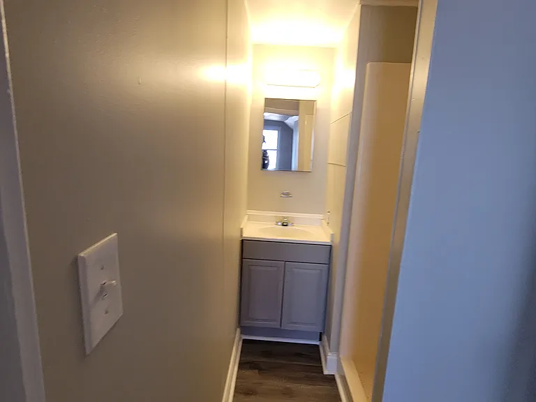 Unit E bathroom