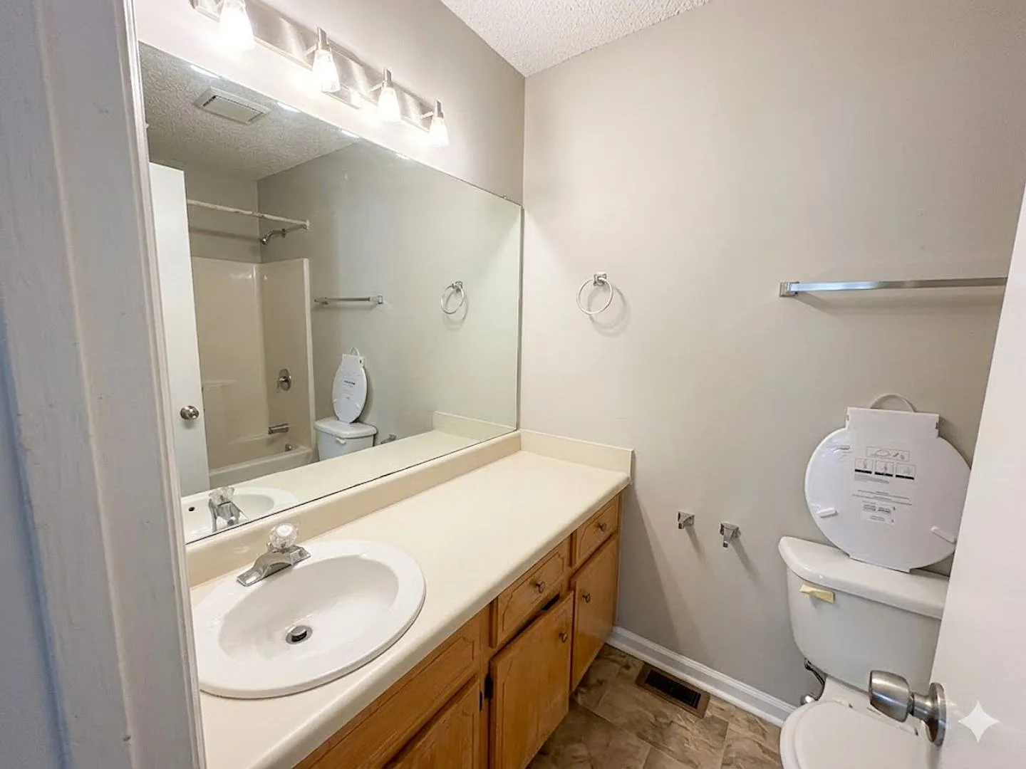 Rate Drop Alert (Was $1625/Month) And Move-In Special: $500 Off 1st Month's Rent — Photo 3