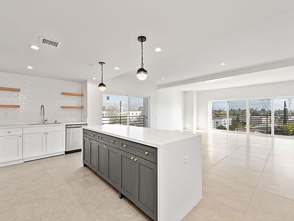 5th image of 6025 Craner Ave #302