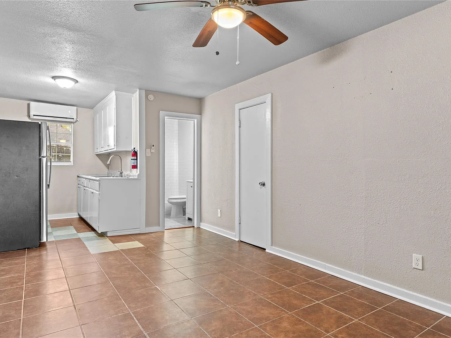 3335 Tuam St — Photo 2