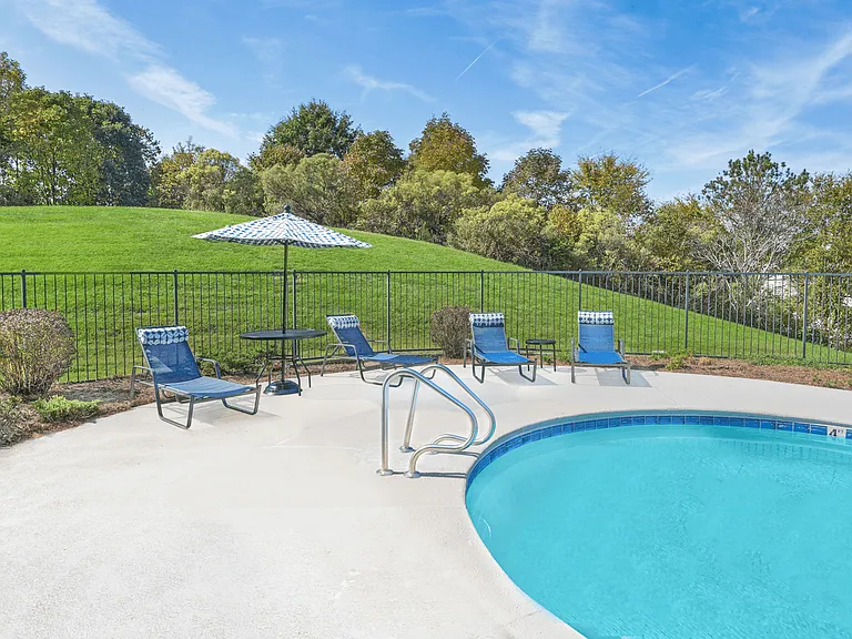Oak Crest Apartments — Photo 3