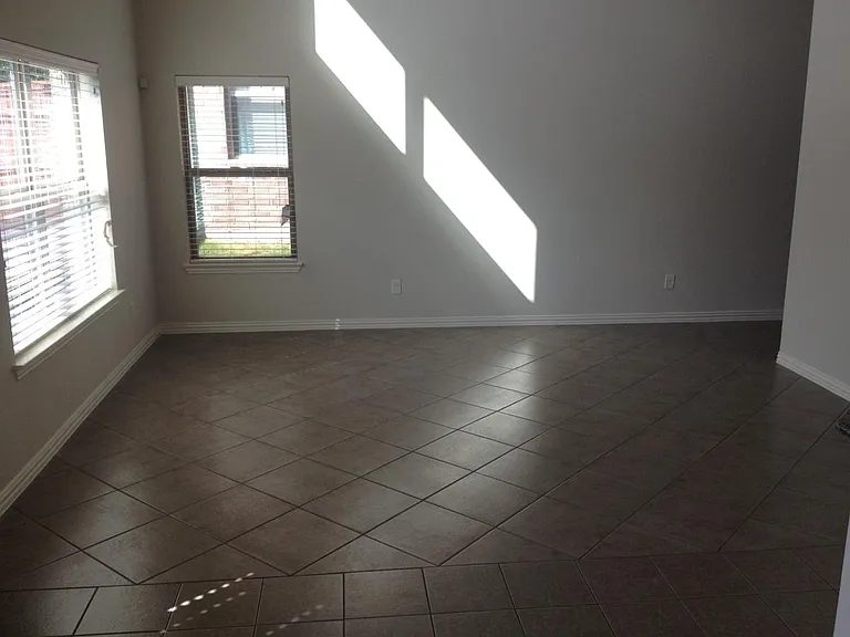 425 Metropolitan Dr — Photo 5