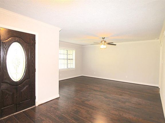 4th image of 1820 Oaks Dr