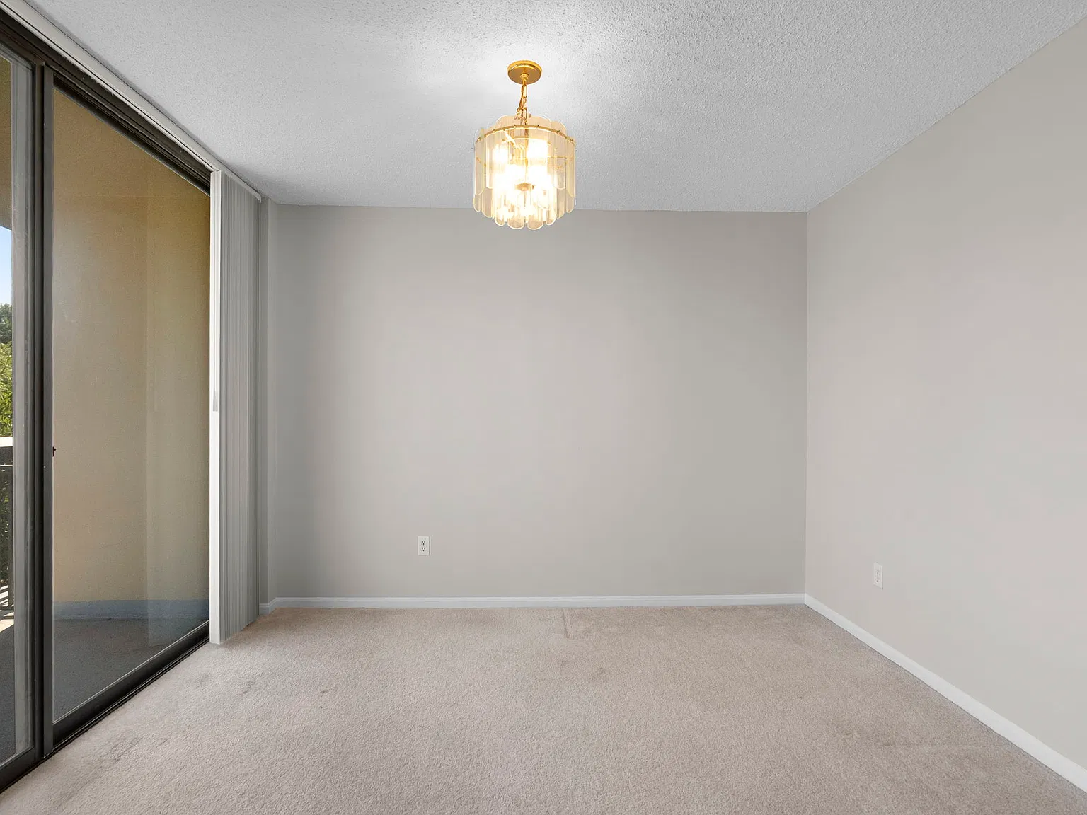 1 bed, 870 sqft, $1,899 — Photo 4