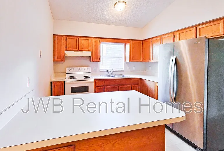 1406 Ellis Trace Dr W — Photo 2