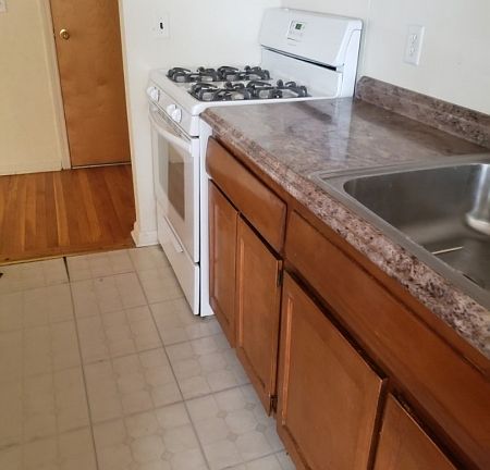 2nd image of 565 Grove St APT B-1