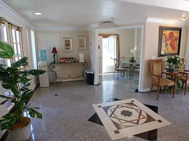 Alcantara Home Apts — Photo 16