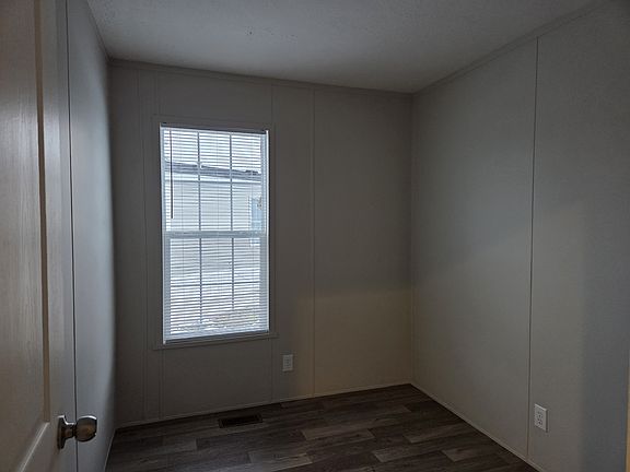 5th image of 208 Carriage Lane Est