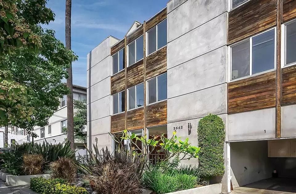 1st image of 2542 N Beachwood Dr #7