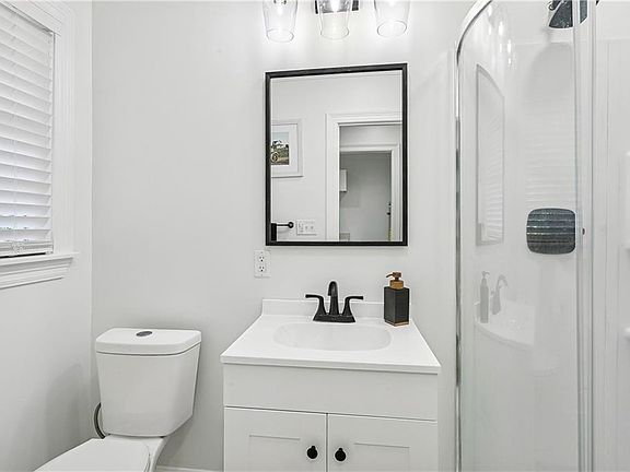 5th image of 1347 Edward Ln