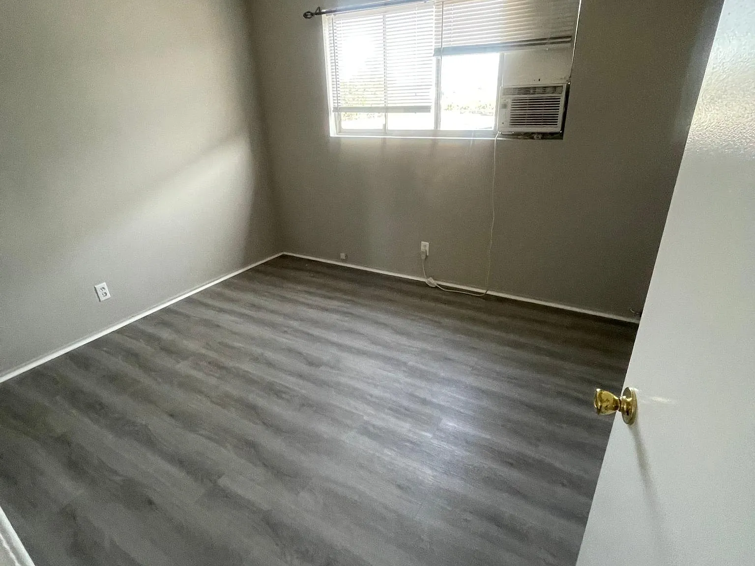 2 bed, 900 sqft, $2,400 — Photo 3