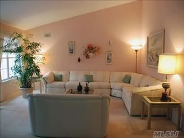 2 Villanova Ct, Ridge, NY 11961