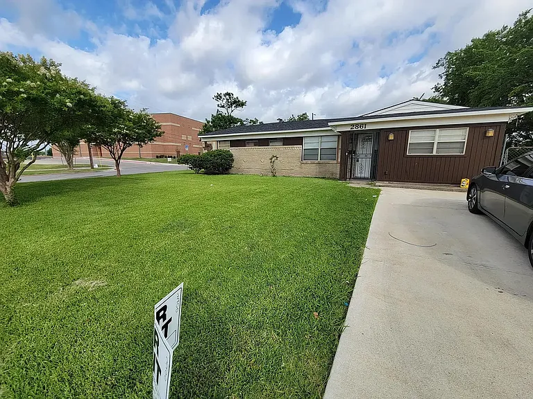 2861 Maple Dr — Photo 3