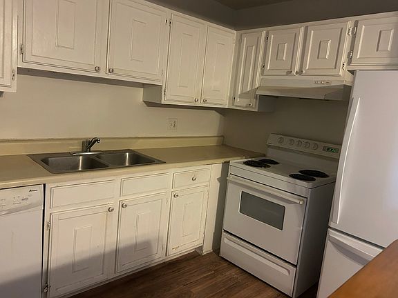 5th image of 460 E Osage Ln