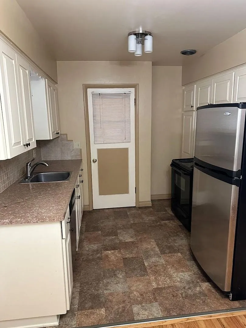 Charming South Hill Duplex with Hardwood Floors & Bonus Living Space — Photo 2