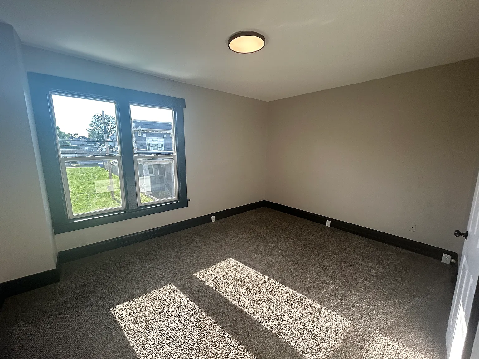 4 bed, 2200 sqft, $1,800 — Photo 3