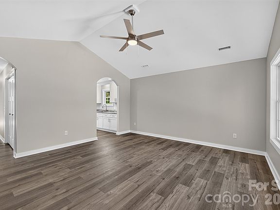 4th image of 405 Falls Ave