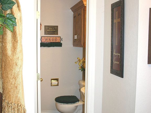 Entry 1/2 bath
