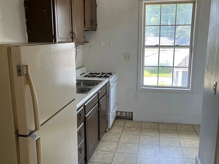 352 S Jackson St — Photo 9