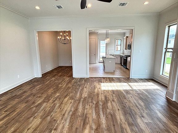 4th image of 423 Flores Ct