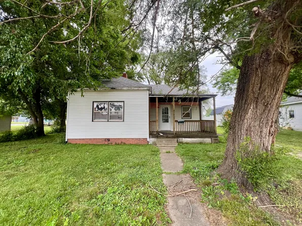 809 E Macon St, Clinton, IL 61727