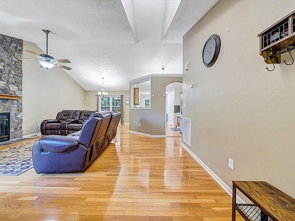 3rd image of 1425 Virginia Ridge Dr