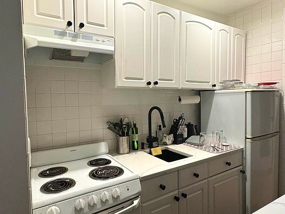 4th image of 324 W 47th St APT 4B