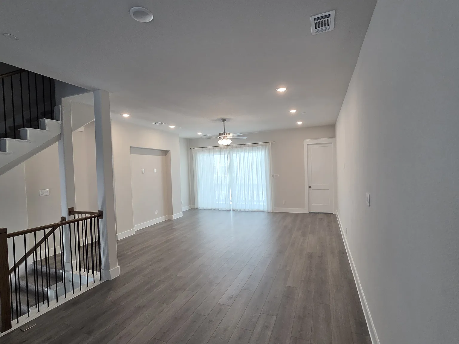 3 bed, 2185 sqft, $3,250 — Photo 3