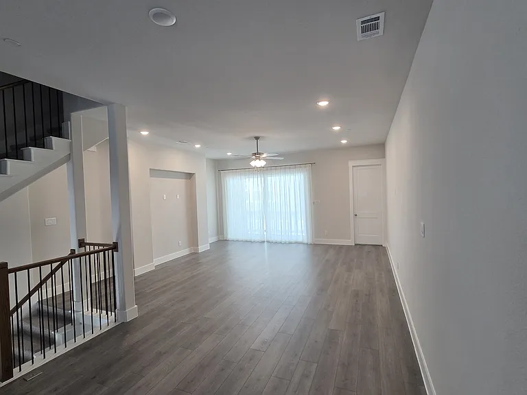 808 Concan Dr — Photo 2