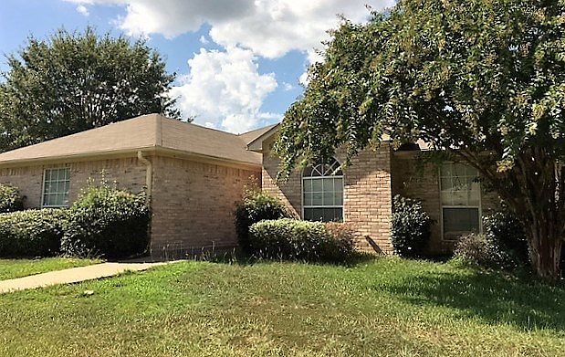 2nd image of 1601 Emily Ln