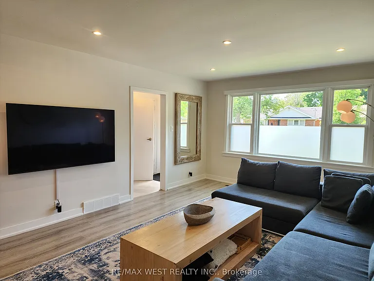 835 Hortop St #MAIN — Photo 2