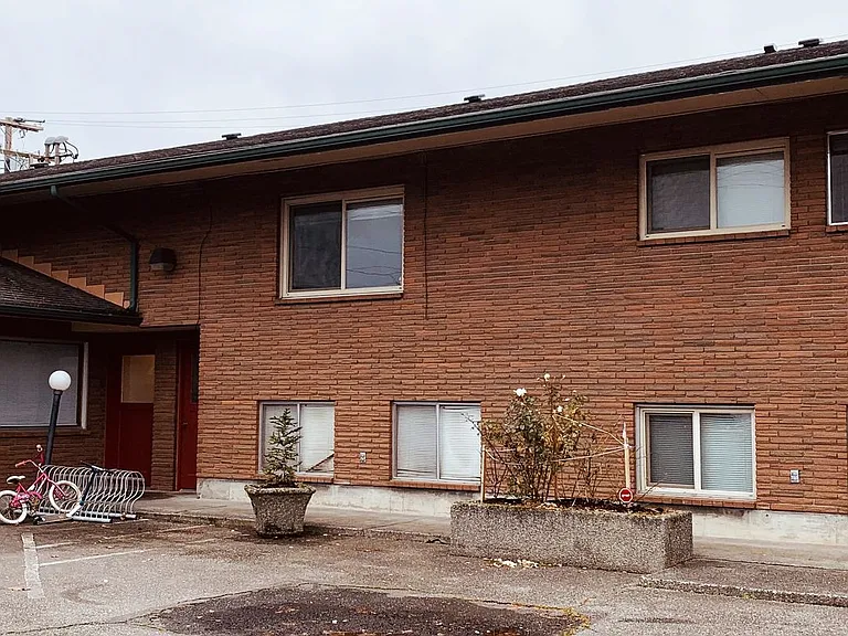 200 Grover St — Photo 3