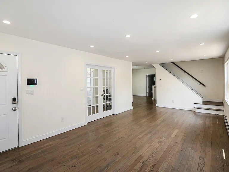 987 Kings Pkwy — Photo 12