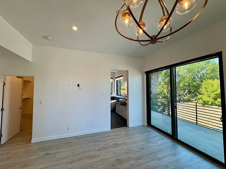 143 N Ardmore Ave — Photo 16