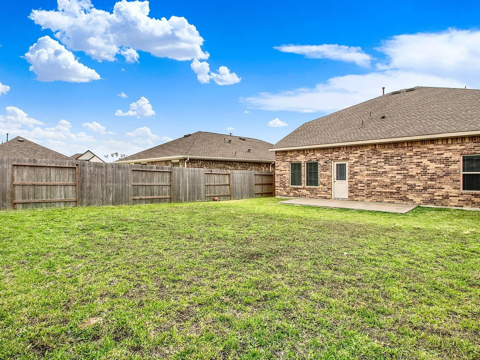 4 bed, 2.5 bath, 2103 sqft, $2,350 — Photo 3