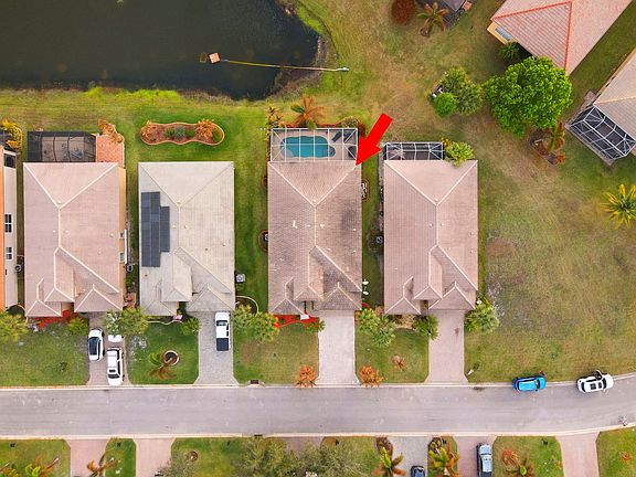 3rd image of 324 NW Somerset Cir