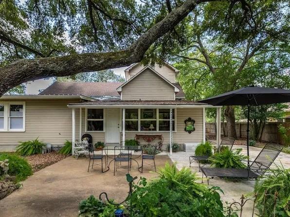 114 N College St, Gonzales, TX 78629