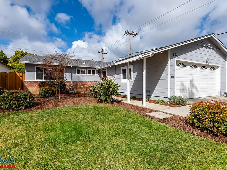 807 Mulberry Ln — Photo 1
