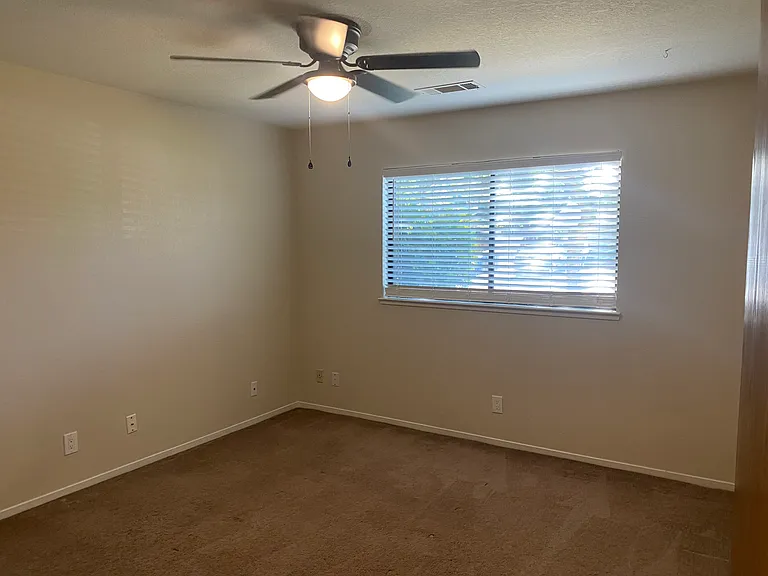 676 Yosemite Ave — Photo 11