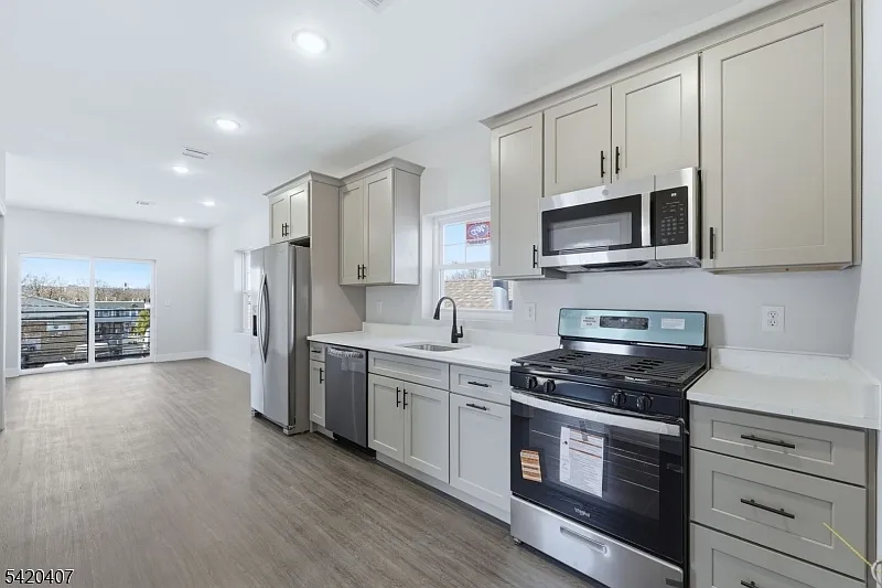 4 bed, 2.0 bath, $3,000 — Photo 2