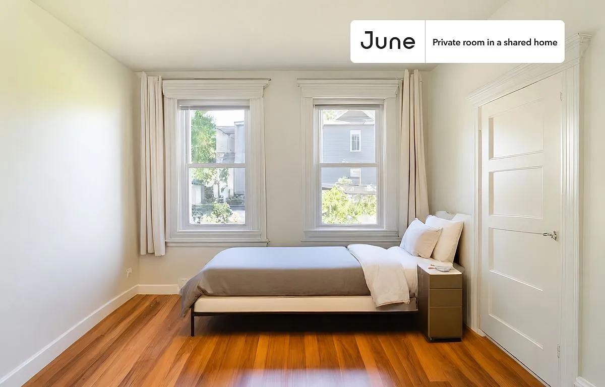 Queen bedroom in 5 bed/2 bath home in Dorchester Center #1494 D — Photo 1